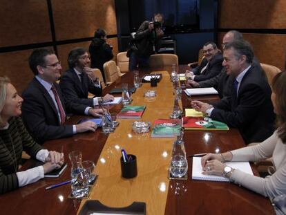 Las delegaciones del PNV (a la derecha) y el PP, al comienzo de su reunión.