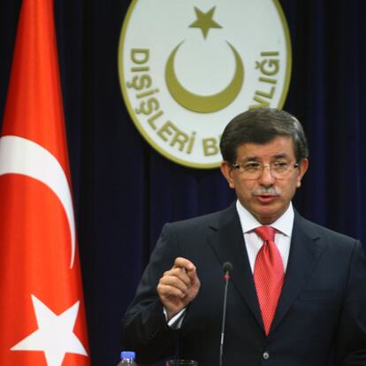 El ministro de Asuntos Exteriores, Ahmed Davutoglu, durante una conferencia de prensa celebrada ayer en Ankara.