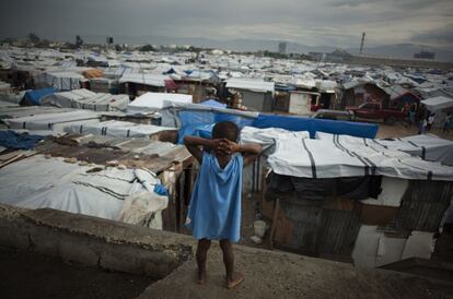 Un niño mira hacia el campo de refugiados donde vive conjuntamente con otras personas afectadas por el terremoto del 12 de enero de 2010 en Port- au-Prince, Haití. Fotografía que formó parte de la exposición 'Haití 34 segundos después' , en CaixaForum de Madrid.