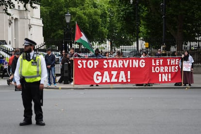 Manifestantes ante las puertas de Downing Street, este martes, reclaman el fin del hambre en Gaza.
