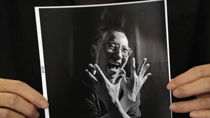  Fotograf&iacute;a de Liu Xiaobo, disidente chino recientemente fallecido, mostrada por su mujer durante una entrevista realizada en 2010. 