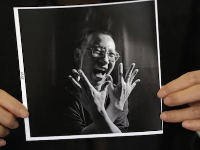  Fotograf&iacute;a de Liu Xiaobo, disidente chino recientemente fallecido, mostrada por su mujer durante una entrevista realizada en 2010. 