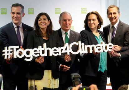 De izquierda a derecha: Los alcaldes de Los Ángeles, Eric Garcetti, París, Anne Hidalgo, exalcalde de Nueva York, Michael Bloomberg, Barcelona, Ada Colau y Milán, Giuseppe Sala, en París este mes.
