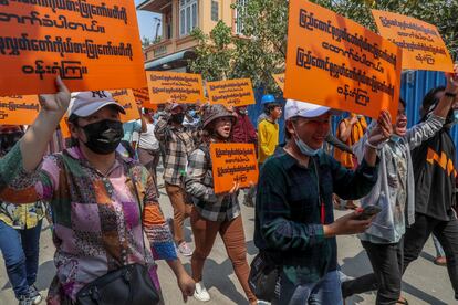 Manifestación de apoyo a los parlamentarios de la Liga Nacional para la Democracia el miércoles en Mandalay (Myanmar).