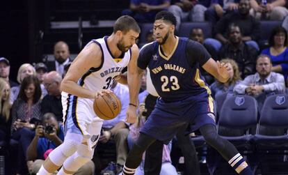 Marc Gasol, defendido por Anthony Davis.