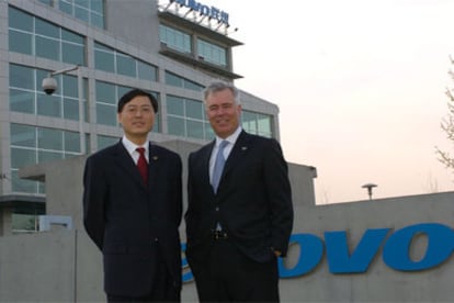 Steve Ward y Yuanquing Yang, frente a la sede de Lenovo, en Pekín.