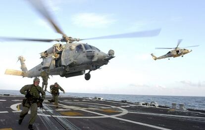 Los marines de los grupos especiales en una operación de rescate en 2002.