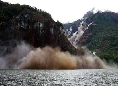 Imagen del desprendimiento de tierra como consecuencia del fuerte sismo que afectó a la región de Aysén el sábado 21 de abril de 2007, a 1500 kilómetros al sur de Santiago (Chile), con una magnitud de 6,2 grados en la escala de Richter y que dejó un saldo parcial de tres muertos y diez desaparecidos. Los vulcanólogos han determinado que el "enjambre sísmico" que afecta la zona, es causado por la formación de un volcán submarino que surgirá en algún momento. La presidenta chilena, Michelle Bachelet, se trasladó hoy, 22 de abril de 2007, a Aysén, acompañada del ministro del Interior Belisario Velasco y la directora de la Oficina Nacional de Emergencia (Onemi), Carmen Fernández.