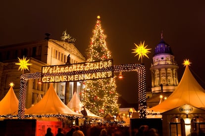 Varias empresas organizan 'tours' para conocer la iluminación festiva de Berlín. Brillos, adornos y juegos lumínicos por doquier. El Weihnachtszauber, el mercado navideño de la plaza Gendarmenmarkt (en la foto), uno de los más populares de la capital alemana, aparece como una pequeña ciudad de carpas rematadas por más de 1.000 luces. Su ambiente acogedor atrae cada año a unos 60.000 visitantes de todo el mundo y es uno de los platos fuertes de la Navidad berlinesa junto con el mercado en el centro histórico de Spandau, el más grande, o el nostálgico del Palacio de la Ópera, con artesanos de todo el mundo, atracciones de feria y gastronomía típica.