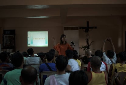 Terapia de rehabilitación en la iglesia de San Roque, Caloocan, guiada por la psicóloga Jigette Cyril