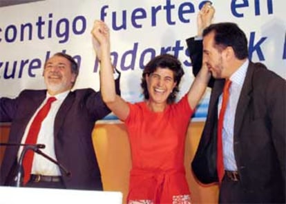 Mayor Oreja, junto a San Gil e Iturgaiz, durante el acto de cierre de campaña de los populares vascos.