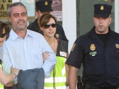 El exalcalde de Estepona Antonio Barrientos, tras ser detenido.