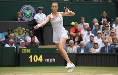 La tenista eslovaca Magdalena Rybarikova golpea la pelota durante el partido.