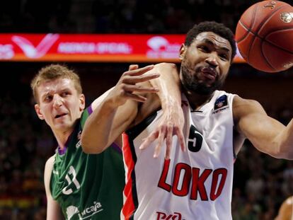 Kevin Jones protege el bal&oacute;n ante Adam Waczynski.