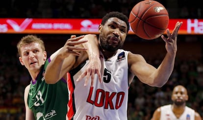 Kevin Jones protege el bal&oacute;n ante Adam Waczynski.