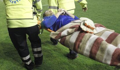 Toño, retirado en camilla tras romperse los ligamentos el sábado pasado.