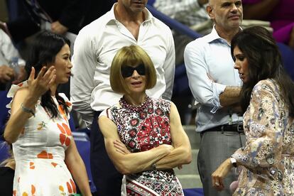 Anna Wintour, directora de la edición estadounidense de la revista Vogue y fanática del tenis, no faltó al partido. La editora más famosa del globo es seguidora de Serena Williams, que ha sido portada de su revista.