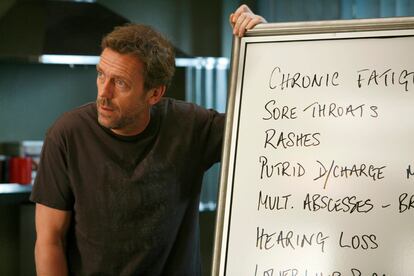 Hugh Laurie, como el doctor Gregory House en un episodio de la tercera temporada de la serie homónima.