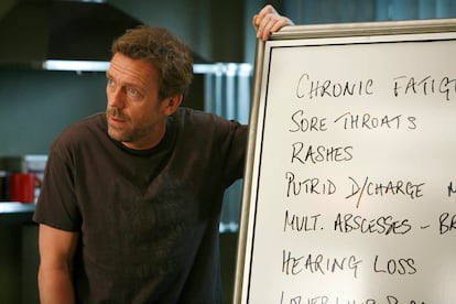 Hugh Laurie, como el doctor Gregory House en un episodio de la tercera temporada de la serie homónima.