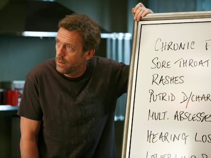 Hugh Laurie, como el doctor Gregory House en un episodio de la tercera temporada de la serie homónima.