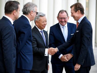 El presidente del BAII, Jin Liqun, saluda al Gran Duque Enrique de Luxemburgo, este viernes ante otras autoridades del país. 