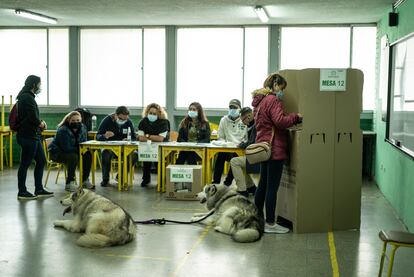 Una persona vota en las elecciones presidenciales en Bogotá