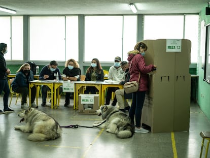 Una persona vota en las elecciones presidenciales, en Bogotá, el 29 de mayo de 2022.