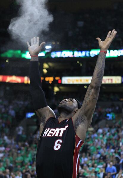 Lebron lanza talco al aire, su ritual prepartido, en su primera temporada con Miami (2010-2011)