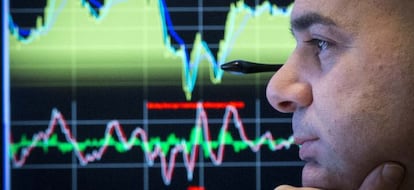 Un 'trader' se hace el interesante ante un monitor de cotizaciones.