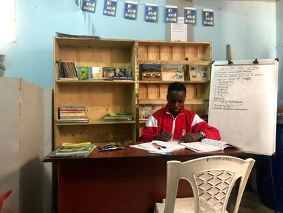 Un alumno de secundaria estudia en la biblioteca que ha instalado el Centro Big5 en el suburbio Komarock.