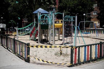 Uno de los parques infantiles de la capital que continuaban este lunes precintados.