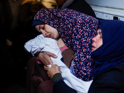 Una madre lloraba el domingo mientras abrazaba el cadáver de su bebé, en Rafah, en el sur de la franja de Gaza.
