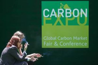 Dos mujeres conversan en un descanso de la Feria Carbon Expo que se celebra en Barcelona y donde se ha presentado un informe del Banco Mundial en el que informa que el mercado de las emisiones de carbono se estancó en 2010, al alcanzar un valor total de mercado de 142.000 millones de dólares, lo que representa un ligero descenso con respecto a 2009 y el fin de cinco años de fuerte crecimiento. EFE/Archivo