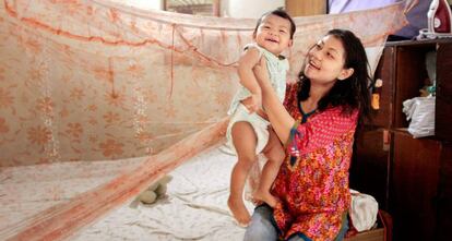 Moanaraola, de 38 a&ntilde;os, juega con su hija en su casa de Nueva Delhi. Despu&eacute;s de curarse de su tuberculosis, lleva una vida normal con su marido Abhijeet y sus hijos Astera y Aden.
 
 