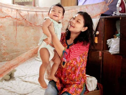 Moanaraola, de 38 a&ntilde;os, juega con su hija en su casa de Nueva Delhi. Despu&eacute;s de curarse de su tuberculosis, lleva una vida normal con su marido Abhijeet y sus hijos Astera y Aden.
 
 