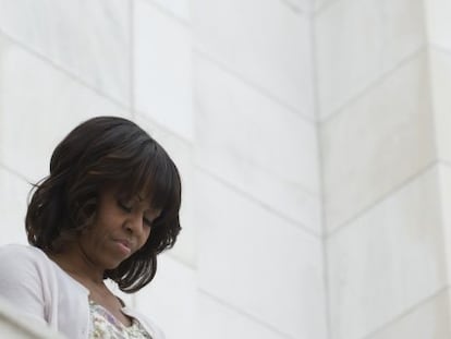 La primera dama, Michelle Obama, el D&iacute;a de los Ca&iacute;dos en el cementerio de Arlington.