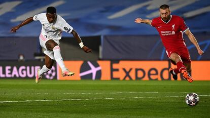 Vinicius dispara la pelota en el primer gol del Real Madrid.