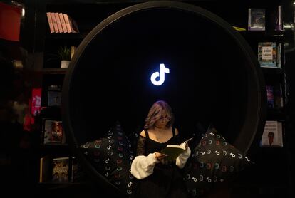 Una mujer lee en el pabellón de #BookTok, el 26 de noviembre en la FIL.