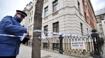 Un policía acordona la calle del centro de Londres donde residió Umar Farouk Abdulmutallab.