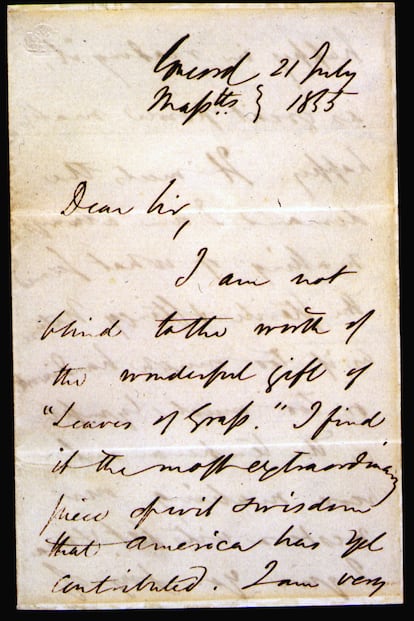 Primera página de la carta a Walt Whitman, que comienza: "No estoy ciego ante el valor del maravilloso regalo de 'Leaves of Grass' [poemario del escritor]. Me parece la pieza de ingenio y sabiduría más extraordinaria que América ha aportado hasta ahora".