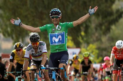 Valverde celebra su triunfo en la meta de Almadén