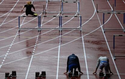 Atletas italianos en la pista del estadio de Zúrich.