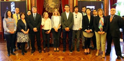 Los galardonados en los premios Miguel de Unamuno y Gabriel Aresti posan junto al jurado.