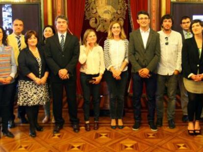 Los galardonados en los premios Miguel de Unamuno y Gabriel Aresti posan junto al jurado.