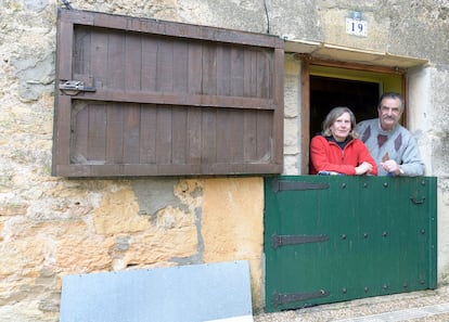 Begoña Ortiz y Emiliano Santillana, en la puerta de su casa en Mozuelos de Sedano, donde solo viven ellos