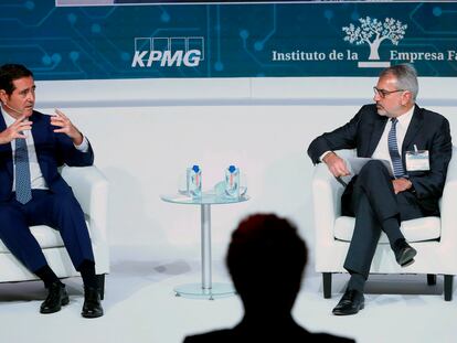 El presidente de la CEOE, Antonio Garamendi (izquierda), y su homólogo del Instituto de la Empresa Familiar, Marc Puig, el 26 de octubre en Madrid.