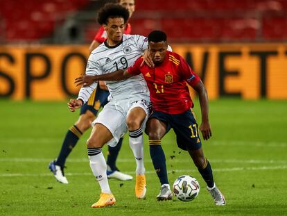 Ansu Fati trata de marcharse de Sané durante el duelo en Stuttgart.