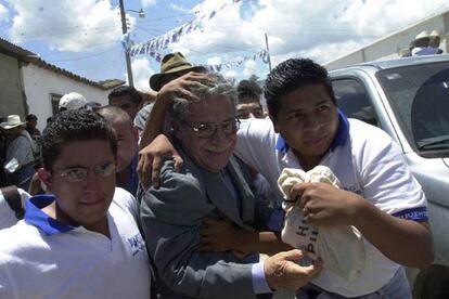 El ex dictador guatemalteco Efraín Ríos Montt, protegido por sus guardaespaldas en junio de 2003.