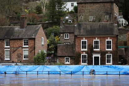 Barreras para proteger las viviendas de las inundaciones en el río Severn, en Ironbridge, Gran Bretaña, este lunes.