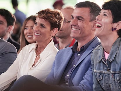 La secretaria general del PSN-PSOE y candidata a la reelección de Navarra, María Chivite; Pedro Sánchez y la candidata a la alcaldía de Pamplona, Elma Saiz, durante un acto del PSOE por el Día de la Rosa en el Palacio de Congresos y Auditorio Baluarte, este sábado en Pamplona.